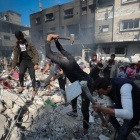 صحيفة: قطاع غزة يتعرض لغزو القوارض بسبب جثث الشهداء تحت الأنقاض