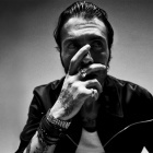 مطرب مصري مشهور يفاجئ الحضور بحركة غير لائقة خلال عزاء