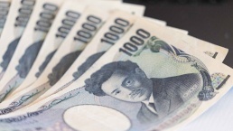 الين يقترب من أدنى مستوى في 40 عاما