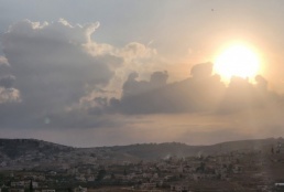 حالة الطقس: انخفاض على درجات الحرارة اليوم وغدا مع بقاء الأجواء مغبرة