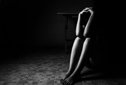 أراد "علاقة ثلاثية" مع ممثلة أخرى واغتصبها.. ممثلة تنهار بالمحكمة وتروي فظائع هارفي وينشتاين