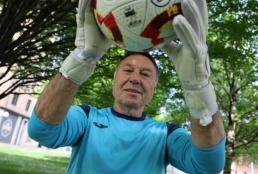 قصة استثنائية في الكرة الإسبانية.. حارس مخضرم بعمر الـ70 يقترب من رقم تاريخي