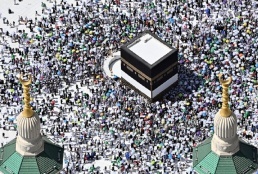 "مؤسف بيه، حل عنا!".. أمير سعودي يرد على روائي مصري قلل من شأن الكعبة