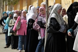 أزمة في مصر بسبب "تعري المرأة".. وعبد الله رشدي يرد