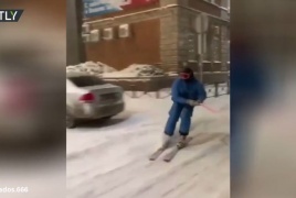 بعد عاصفة ثلجية.. روسي يتزلج في شوارع ليبتسك تجرّه سيارة