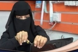 يمنية تعمل في صيانة الهواتف والحواسيب لحماية النساء من الابتزاز