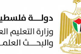 "التربية" توزع أجهزة حواسيب محمولة في مدرسة بادية رام الله
