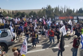 الغواصات بالعليا: احتجاجات ومطالب بإعادة التحقيق الجنائي ليشمل نتنياهو