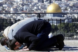 الاحتلال يواصل منع آلاف الفلسطينيين من الصلاة بالأقصى