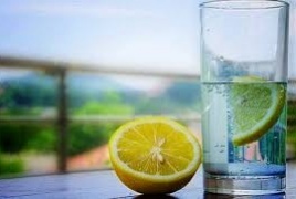 الماء الساخن مع الليمون في الصباح.. ما قصة هذه الوصفة الرائجة؟