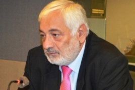 شاي ساخن بالنعناع من الثلجِ الناصع البارد