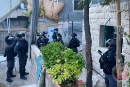 الاحتلال يجبر مقدسيا على تفريغ محتويات منزله تمهيدا لهدمه