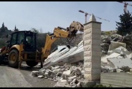 بعد هدم البناية وتشريد ساكنيها- جرافات الاحتلال تهدم بعض الاعمدة والأسوار