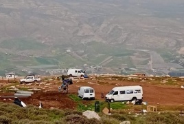 مواطنون يتمكنون من إزالة خط مياه واصل لبؤرة استيطانية في بيت دجن