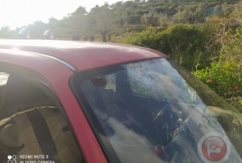 إصابة شاب وتحطيم مركبة بهجوم للمستوطنين غرب سلفيت