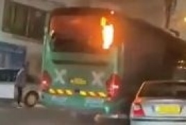 شبان العيسوية يشعلون حافلة إسرائيلية بالحارقات