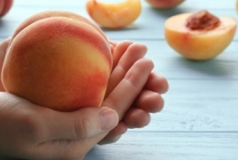 لهذا السبب.. احذر أن تغسل الخوخ فور شرائه  