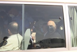  بشر الخصاونة يتخلى عن المواكب والمركبات الفارهة ويستقل حافلة 