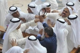 اشتباك بالأيدي بين نائبين تحت قبة البرلمان الكويتي 
