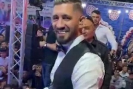 شاهد: المطرب شريف الدرزي يرد على حالة الجدل بعد غنائه بالعبرية في أحد أفراح الخليل