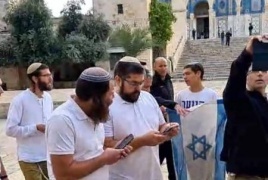 بحراسة قوات الاحتلال.. مستوطنون يرفعون العلم الإسرائيلي في ساحات الاقصى