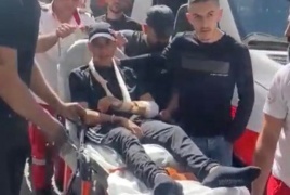 الشهيد الحي باسل البصبوص يصل مجمع فلسطين الطبي