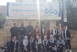مدرسة بنات بيت ساحور توزع الهدايا تخليدا لذكرى الراحل ابو عمار 