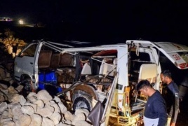 مصرع ٢٠ شخصا بينهم أطفال بحادث سير مروع جنوب الباكستان
