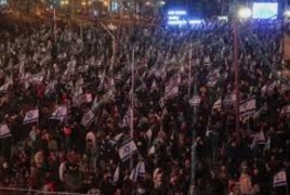 عشرات الآلاف يتظاهرون ويغلقون شارع "أيالون" ضد حكومة نتنياهو