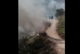 مستوطنون يهاجمون عمالا ويحرقون جرافة جنوب نابلس