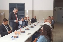 وفد ماليزي يقدم 600 طرد غذائي لقرى شمال غرب القدس
