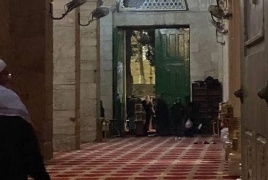 الاحتلال يقتحم المسجد الأقصى ويخرج المعتكفين منه