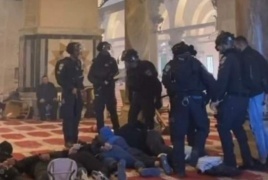 الاحتلال يقتحم المصلى القبلي من الأقصى ويجبر المعتكفين على مغادرته