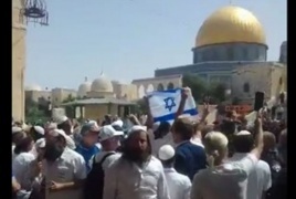 بحماية الشرطة .  مستوطنون يرفعون العلم الاسرائيلي في باحات الاقصى