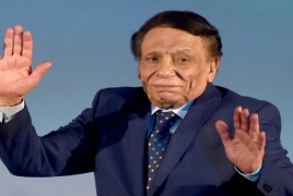 تجول سعودي بسيارته الشخصية قرب الساحة الحمراء واضعا صورعادل إمام على سيارته  في روسيا