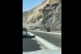 انهيار صخري كبير قبل ثوان من سقوطه على المركبات بالسعودية