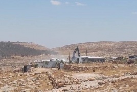 هدم الاحتلال  منزلا وبئر ماء وجدرانا استناديا في يطا جنوب الخليل