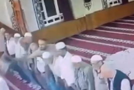 ضرب  رجل  إمام مسجد بكرسي على رأسه أثناء الصلاة بتركيا .