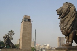 اثارت أسود قصر النيل  جدلا واسعا بمصر 