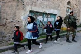 منعت قوات الاحتلال طلاب مدرسة الخليل زياد جابر من الوصول إلى مدرستهم بالبلدة القديمة