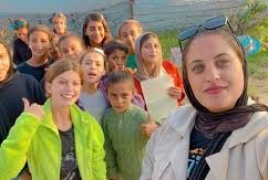 أقامت شابة سهاد جرادة (24 عاما)  من غزة  خيمة تعليمية بين الأنقاض تنتزع حق النازحات في التعليم والمرح 