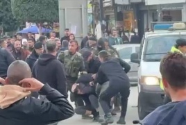 ألقت الشرطة القبض على شخص اعتدى بأداة حادة على ضابطي أمن في الخليل