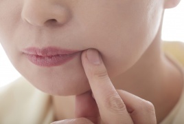 حذر أحد أطباء الأسنان عن مشكلة شائعة في الشتاء يمكن أن تكون علامة مبكرة لمرض السرطان