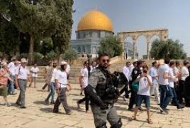 مستعمرون يقتحمون المسجد الأقصى وأدوا طقوسا تلمودية  بحماية شرطة الاحتلال  .