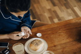 توثر أطعمة ومشروبات  على مفعول أدوية معينة