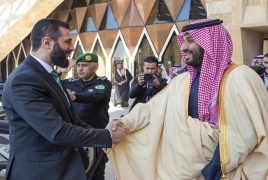  يثير عناق بن سلمان والشرع  التفاعل على السوشيال ميديا