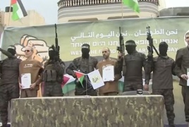 الاسرى الثلاث على منصة الإفراج ويوجهون كلمات للاسرائيليين