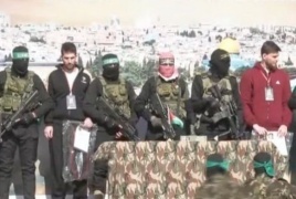 القسام تسلم 3 أسرى إسرائيليين المفرج عنهم ضمن صفقة التبادل السادسة .