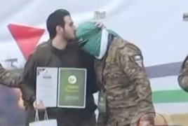 جندي اسرائيلي يقبل رؤوس كتائب القسام لقطة تهز العالم.