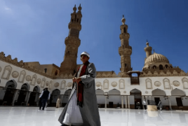  الحكومة تقر قانونا للحد من فوضى الفتاوى الدينية بمصر .